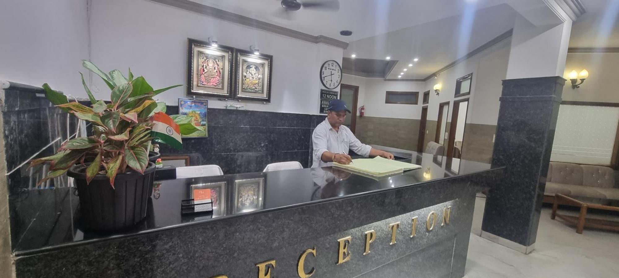 Hotel Har Ki Pauri By Around Stays Haridvár Kültér fotó